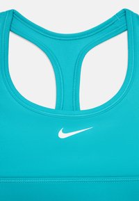 Top deportivo turquesa con diseño de espaldas nadadoras, fabricado en tela suave, presenta costuras planas y un logo blanco de Nike centrado en el pecho.