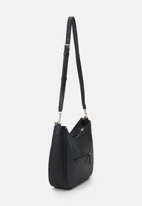 Borsa a spalla nera con texture, dotata di tracolla regolabile, tasca frontale con zip e chiusura superiore con zip su sfondo bianco.