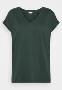 Zelené tričko s véčkovým výstřihem vyrobené z jemné, lehké látky s krátkými rukávy s ohrnutím a volným střihem. Hladký povrch, žádné viditelné vzory.
