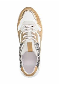 Witte en tan sneaker met luipaardprintaccenten, voorzien van vetersluitsysteem, gevoerde tong en een gestructureerd stoffen ontwerp.