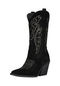 Bota de vaquero de ante negra con diseño de alas bordado, punta afilada y tacón apilado. Presenta detalles decorativos y tiradores.
