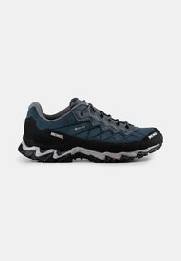 Męskie buty outdoorowe w ciemnoniebieskim i szarym kolorze, z cholewką z zamszu i siateczki, solidną czarną podeszwą o teksturowanym bieżniku oraz logo Gore-Tex.