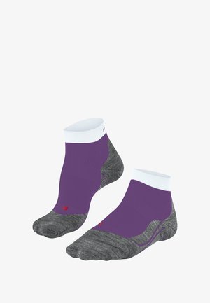 Calzini alla caviglia con una parte superiore viola e un motivo grigio sul piede, con un risvolto bianco e un piccolo logo rosso.