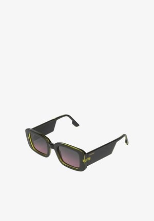 Schwarze Sonnenbrille mit markanten, quadratischen Rahmen und gelben Akzenten. Farbverlaufslinsen, die von dunkel nach hell übergehen. Glattes Kunststoffmaterial.