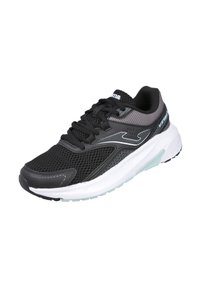 Zapatilla deportiva negra con parte superior de malla, sutiles acentos grises, una entresuela blanca acolchada y una suela externa negra texturizada.