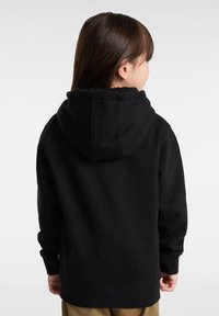 Zwarte hoodie met lange mouwen, geribbelde manchetten en een kangoeroe-zak, met een zachte textuur en een ontspannen pasvorm.