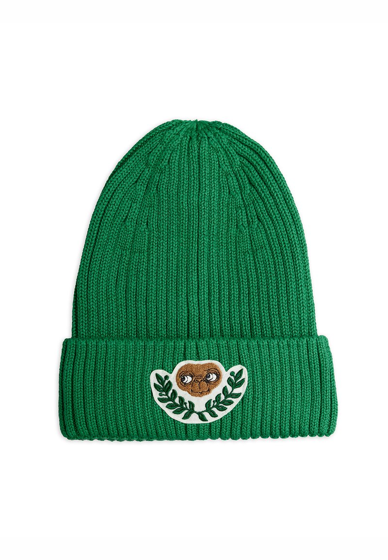 Zaļš adīts cepure ar ribotu tekstūru, priekšpusē ar krēmveida pašu un brūnu sejas un lapas dizainu.