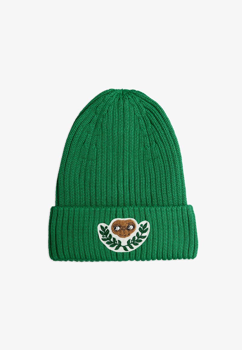 Zaļš adīts cepure ar ribotu tekstūru, priekšpusē ar krēmveida pašu un brūnu sejas un lapas dizainu.