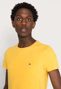 Tommy Hilfiger T-shirt básica - warm yellow