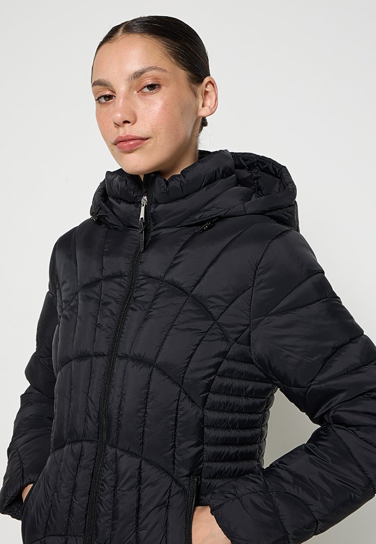 Chaqueta de plumas negra con cierre frontal y capucha. Presenta un patrón acolchado y paneles laterales acanalados para añadir texturización.