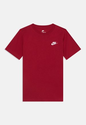 Bordowa koszulka Nike z krótkim rękawem, okrągłym dekoltem i małym białym logo Nike na lewej piersi.