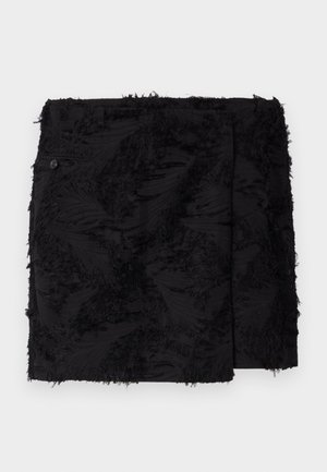 Jupe noire en tissu texturé avec des accents effilochés. Forme carrée, longueur au-dessus du genou et détail de bouton sur le côté.
