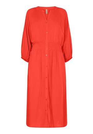 Röd klänning med knappar framtill, trekvartslånga ärmar och figursydd midja. Slätt tyg, knälång med ett mjukt fall och utan synliga mönster.