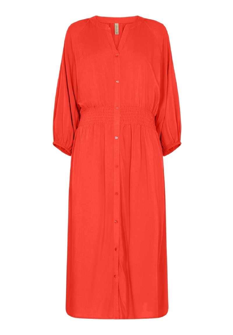 Rotes Hemdkleid mit Dreiviertelärmeln und tailliertem Schnitt. Glattes Material, knielang mit weichem Fall und ohne sichtbare Muster.