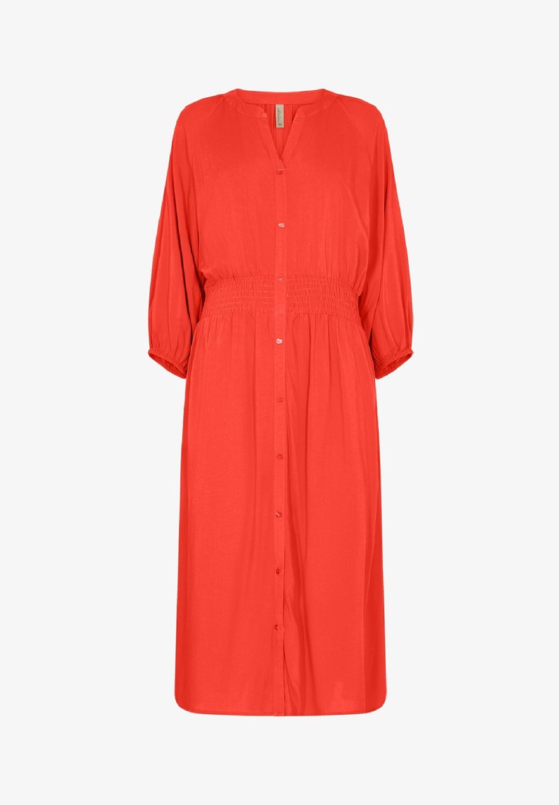 Rotes Hemdkleid mit Dreiviertelärmeln und tailliertem Schnitt. Glattes Material, knielang mit weichem Fall und ohne sichtbare Muster.