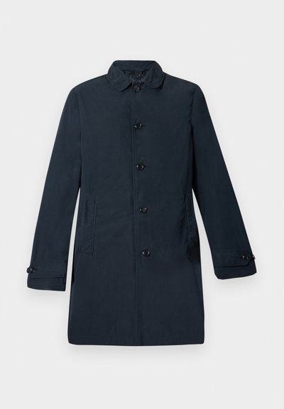 Palton lung bleu marin din țesătură netedă, cu guler, nasturi frontali și buzunare laterale. Design simplu, drept.