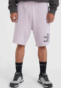 Pantalones cortos de sudadera de algodón lila claro con cintura elástica, con el texto negro "The Future Surf Society" impreso en la pierna izquierda.