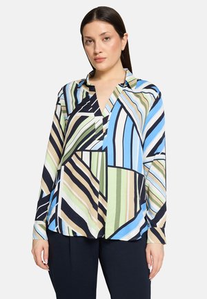 Mehrfarbiges Langarmshirt mit V-Ausschnitt, das ein geometrisches Muster aus Streifen in Blau, Grün, Beige und Schwarz zeigt. Glatte Stofftextur.