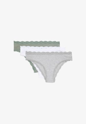 Tři páry dámského prádla: jedny olivově zelené, jedny bílé a jedny šedé, všechny s krajkovým pasem a hladkým textilním povrchem.