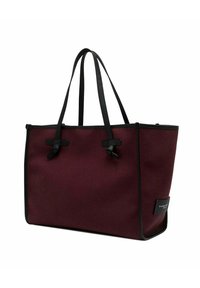 Grand sac fourre-tout rectangulaire bordeaux avec des bordures noires, longues anses noires, et une petite étiquette noire en bas à droite.