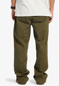 Quiksilver WILDE  - Chino kalhoty - grape leaf