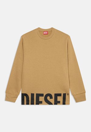 Langærmet tan sweatshirt med rund hals og stort sort "DIESEL" logo trykt henover den nederste forkant.