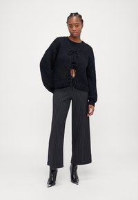 Vero Moda Petite VMALOA BOW CARDIGAN - Neuletakki - black