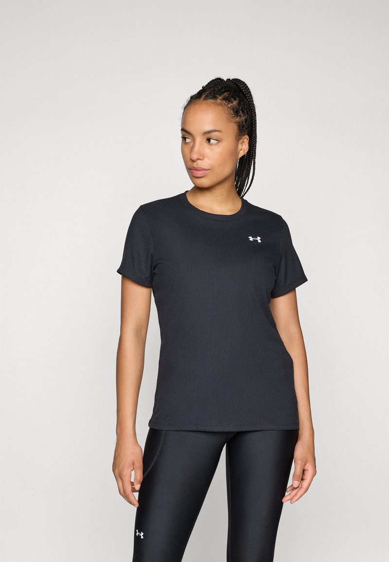 Sort træningstrøje med korte ærmer, ribbet struktur, rund halsudskæring og hvidt logo på venstre bryst, kombineret med sorte leggings.