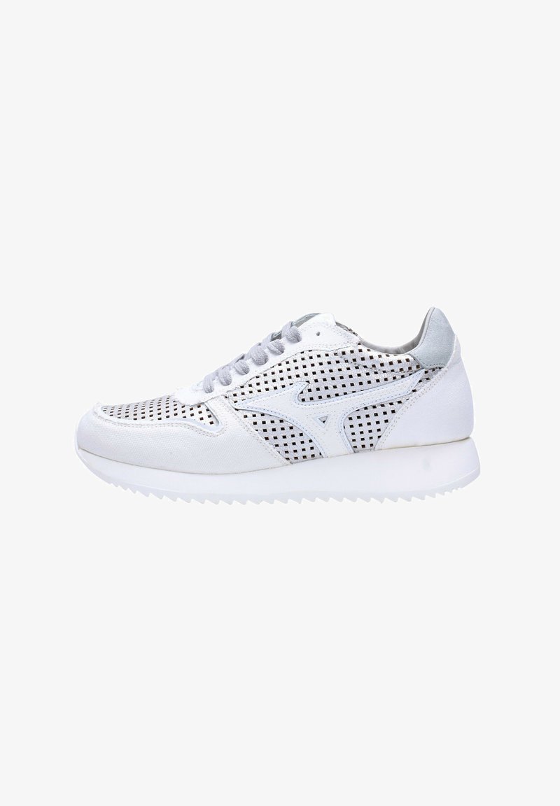 Sneaker bianca con pannelli in rete e dettagli in suede, suola testurizzata e lacci grigi. Design semplice, leggero e traspirante.