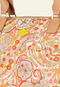 Borsa a tracolla con motivo paisley colorato in tonalità pesca, rosa e verde, con manici in pelle beige e accenti in metallo dorato.