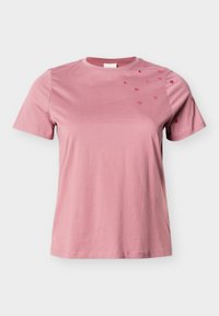 Maglietta rosa chiaro a maniche corte con scollo tondo e piccole stampe a forma di cuore di colore rosa scuro disperse sulla spalla destra e sulla manica.