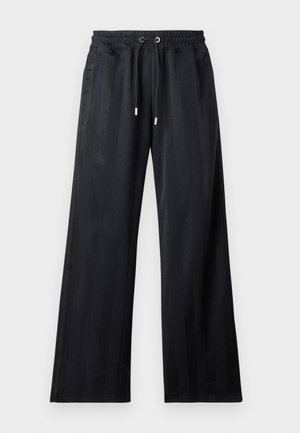 Zwarte broek met wijde pijpen en een trekkoord in de taille, gemaakt van soepele stof met verticale streepdetails en zijzakken.