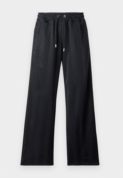 Calças largas pretas com cintura elástica ajustável, fabricadas em tecido suave com detalhes de riscas verticais e bolsos laterais.