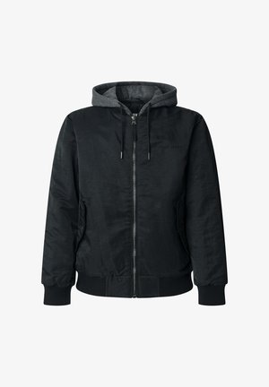 Crna bomber jakna sa sivom kapuljačom, patentnim zatvaračem sprijeda, rebrastim manšetama i pojasom. Glatka tekstura, minimalistički dizajn, diskretni natpis na prsima.