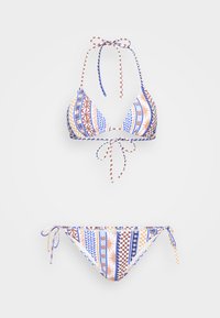 Bikini komplet, ki vključuje trikotni zgornji del in spodnji del s povezanimi stranmi. Večbarven vzorec z geometrijskimi oblikami v modri, oranžni in rjavi barvi. Mehka tkanina.