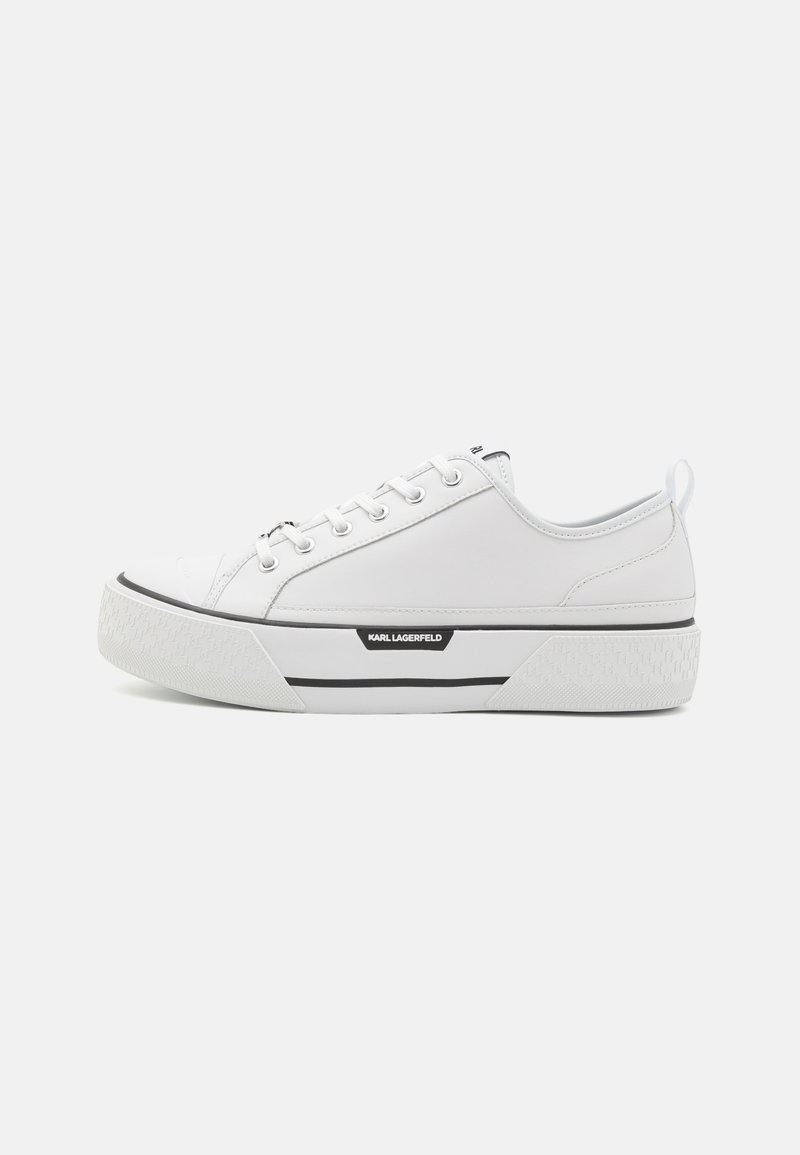 Baskets basses blanches à plateforme avec bordure noire, laçage à l'avant, semelle texturée et logo "KARL LAGERFELD" sur la semelle intermédiaire latérale.