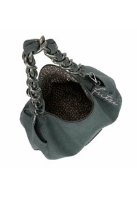 Grijze suede handtas met een gemarmerde kettinghandvat, zilveren hardware en een gevlekte binnenvoering. De tas heeft een ritssluiting.