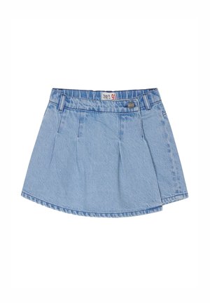 Mini-jupe en denim bleu clair avec des plis, une fermeture à boutons à l'avant et un ourlet piqué. Dispose d'une étiquette à la taille et d'une texture lisse.