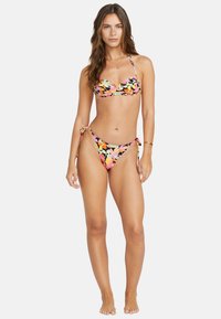 Blommigt bikinit set med svart bakgrund, prytt med livfulla rosa, gula och orangea blommor. Justerbara knytband på byxan.