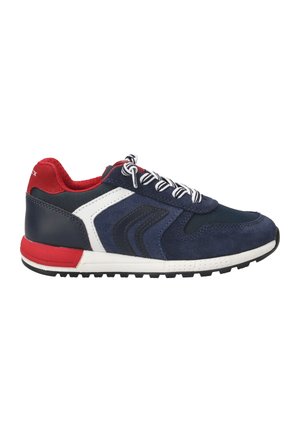 Scarpa da ginnastica blu navy con parte superiore in suede e mesh, dettagli rossi e bianchi, punta rotonda e suola in gomma testurizzata. Design con lacci.