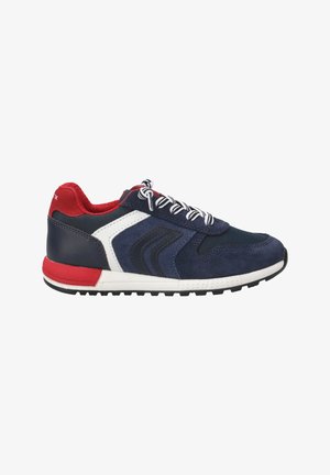 Dunkelblaue Sportschuh mit Obermaterial aus Wildleder und Mesh, roten und weißen Akzenten, runder Zehenpartie und strukturiertem Gummisohle. Schnürdesign.