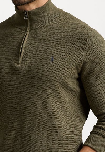 Sweater de gola com fecho de correr em verde oliva, texturizado, com um colarinho e punhos canelados, apresentando um pequeno logótipo bordado no peito.