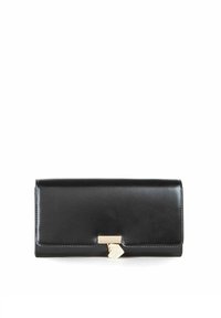 Cartera de cuero negro con una textura suave, que presenta un cierre en tono dorado con un acento en forma de corazón y un diseño rectangular simple.