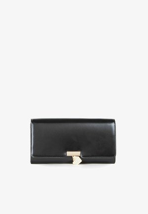 Portefeuille en cuir noir avec une texture lisse, doté d'un fermoir doré avec un accent en forme de cœur et d'un design simple et rectangulaire.