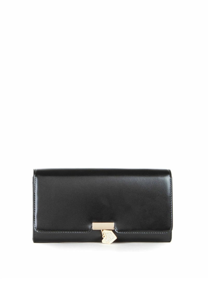 Cartera de cuero negro con una textura suave, que presenta un cierre en tono dorado con un acento en forma de corazón y un diseño rectangular simple.