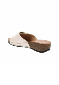 Sandale à enfiler avec un dessus beige brillant, une semelle intermédiaire imitation liège et une semelle en caoutchouc noir. Dispose d'un bout ouvert et d'un design courbé et sans couture.