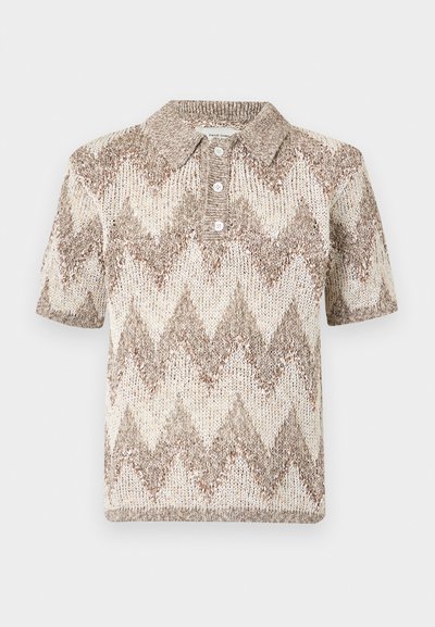 Πλεκτό πόλο με κοντά μανίκια, καφέ και κρεμ ζιγκ ζαγκ σχέδιο και τρία λευκά κουμπιά στην πατιλέτα του γιακά.