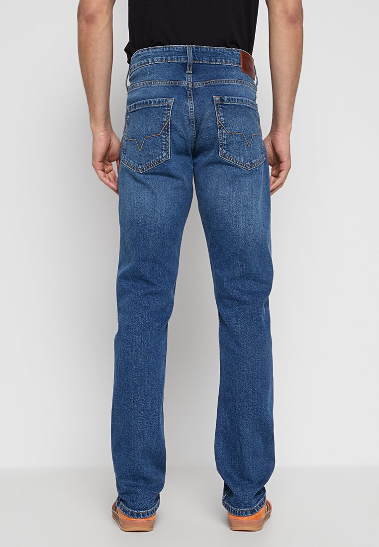 Blaue Denim-Jeans mit geradem Bein, ausgestattet mit zwei Gesäßtaschen mit dekorativer Naht und einem braunen Lederpatch am Bund.