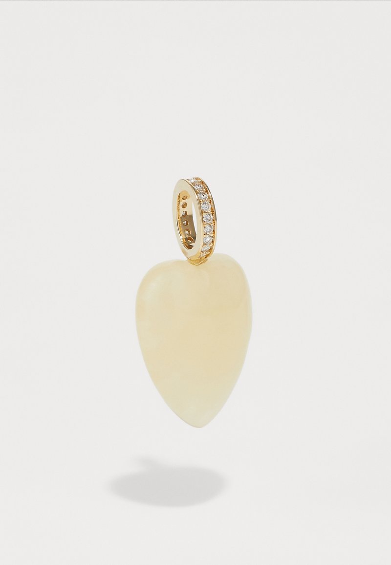 Κρεμαστό σκουλαρίκι σε σχήμα καρδιάς από απαλό κίτρινο λίθο, με χρυσό κρικάκι διακοσμημένο με καθαρούς πολύτιμους λίθους κατά μήκος της ζώνης.