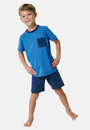 Blauw gestreepte t-shirt met korte mouwen en een marineblauwe zak, gecombineerd met effen marineblauwe shorts. Zacht materiaal, casual pasvorm en een ontspannen ontwerp.